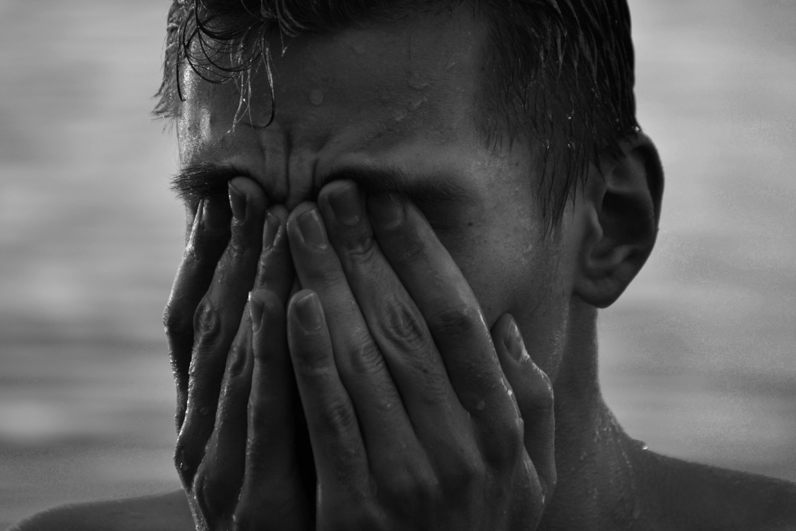 Homme se rafraîchissant le visage à l eau