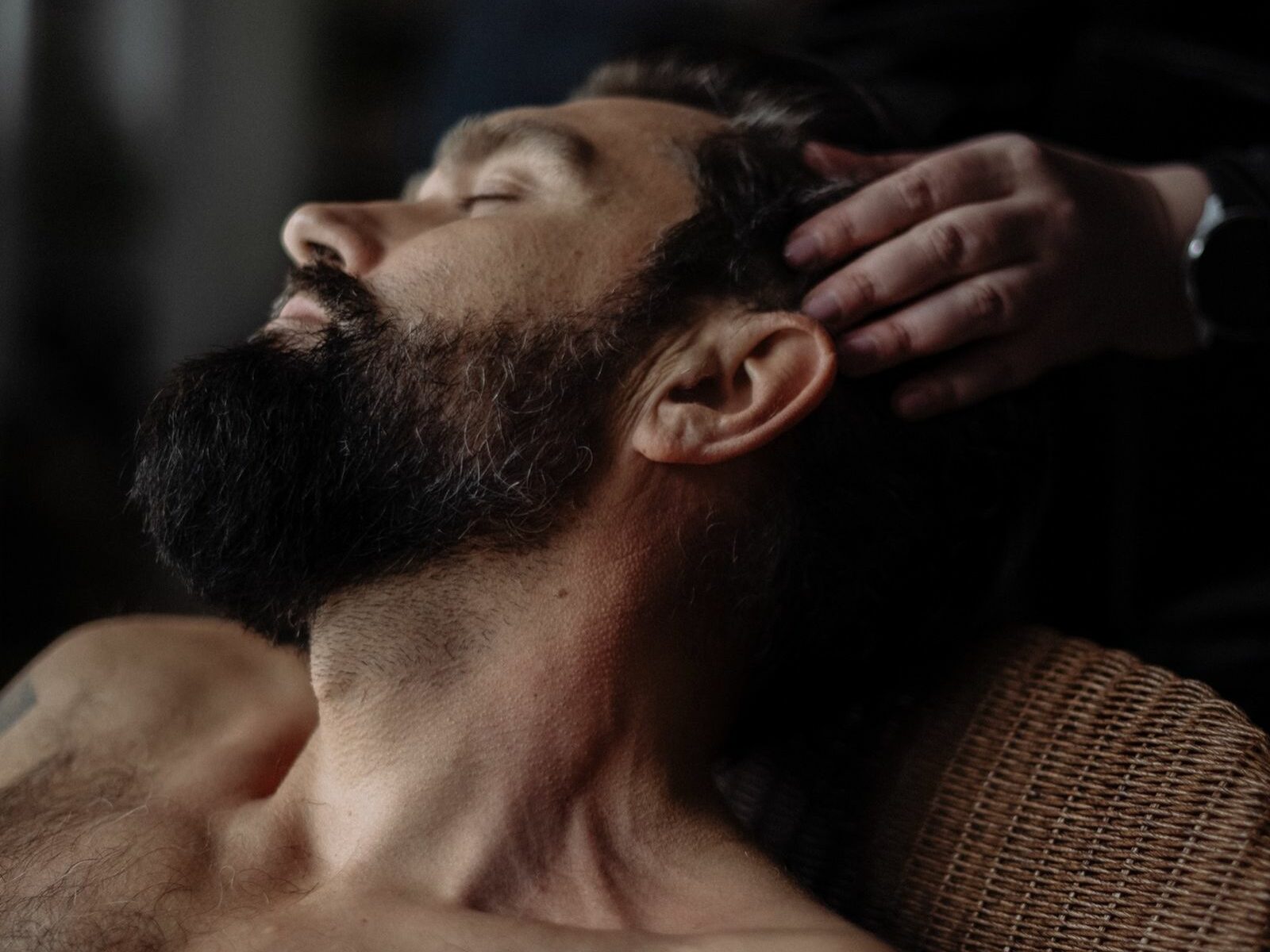 Massage crânien relaxant, mains sur le cuir chevelu