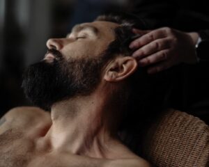 Massage crânien relaxant, mains sur le cuir chevelu