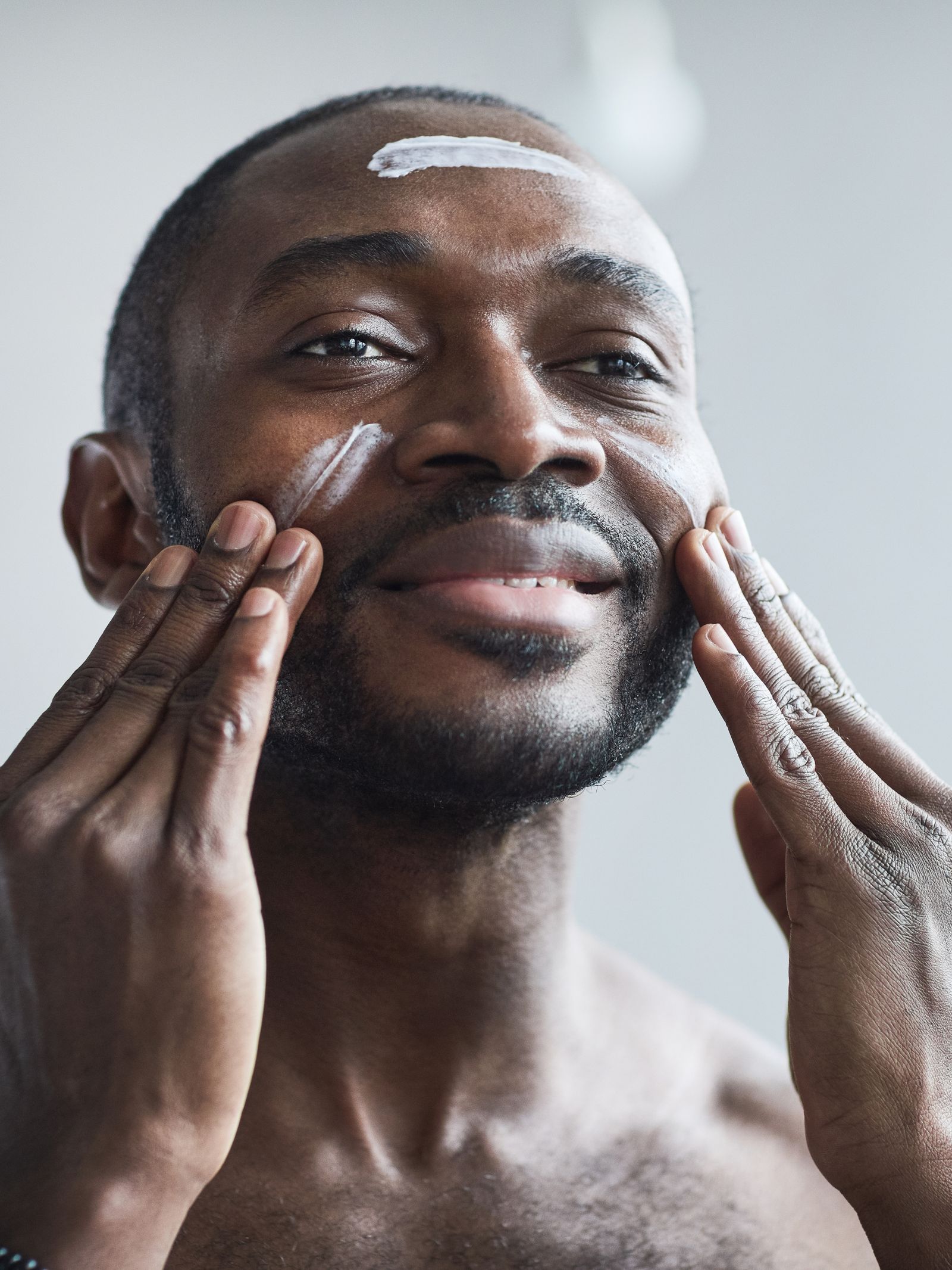 Homme appliquant une crème de soin