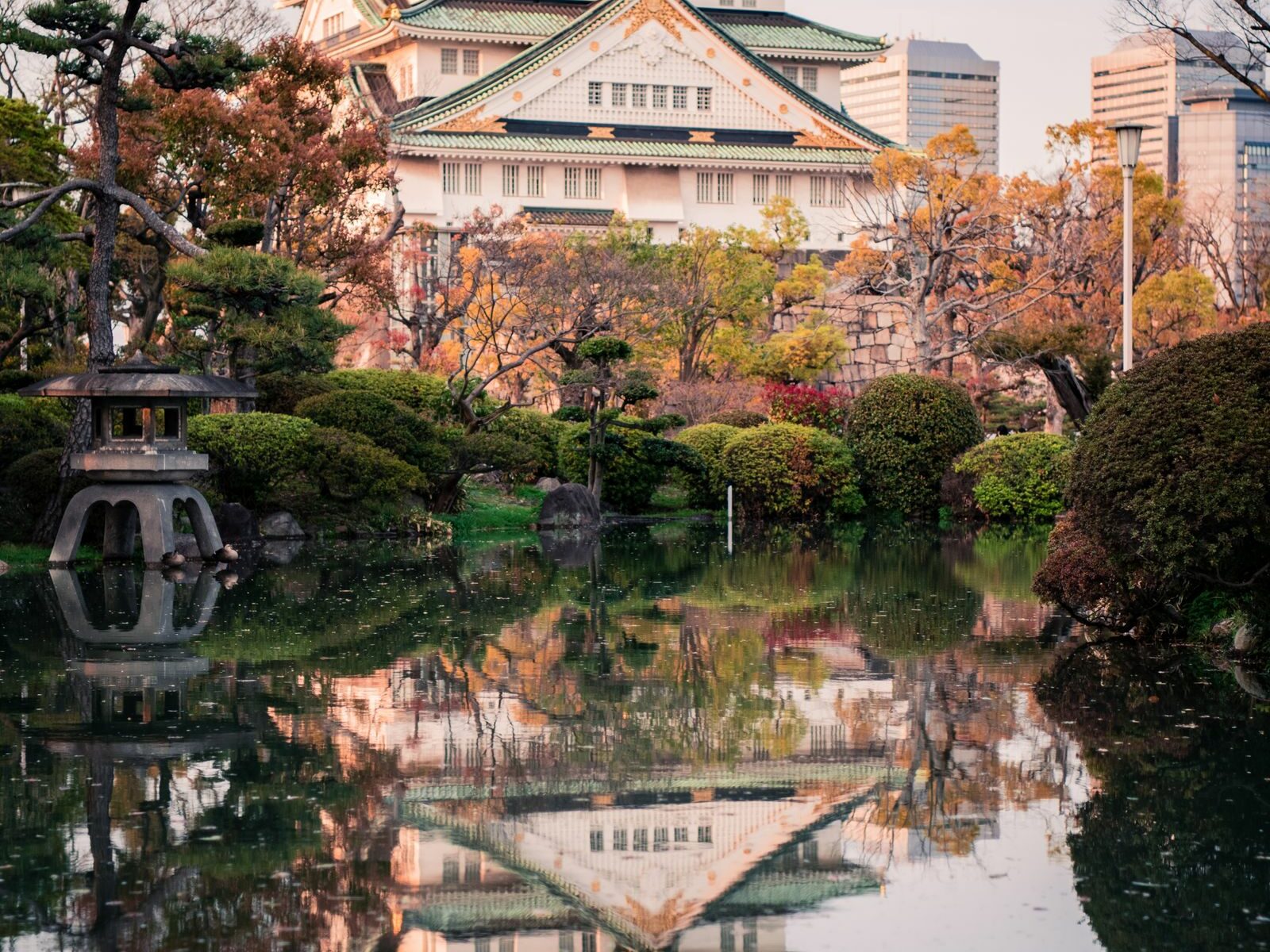Temple japonais au bord de l’eau