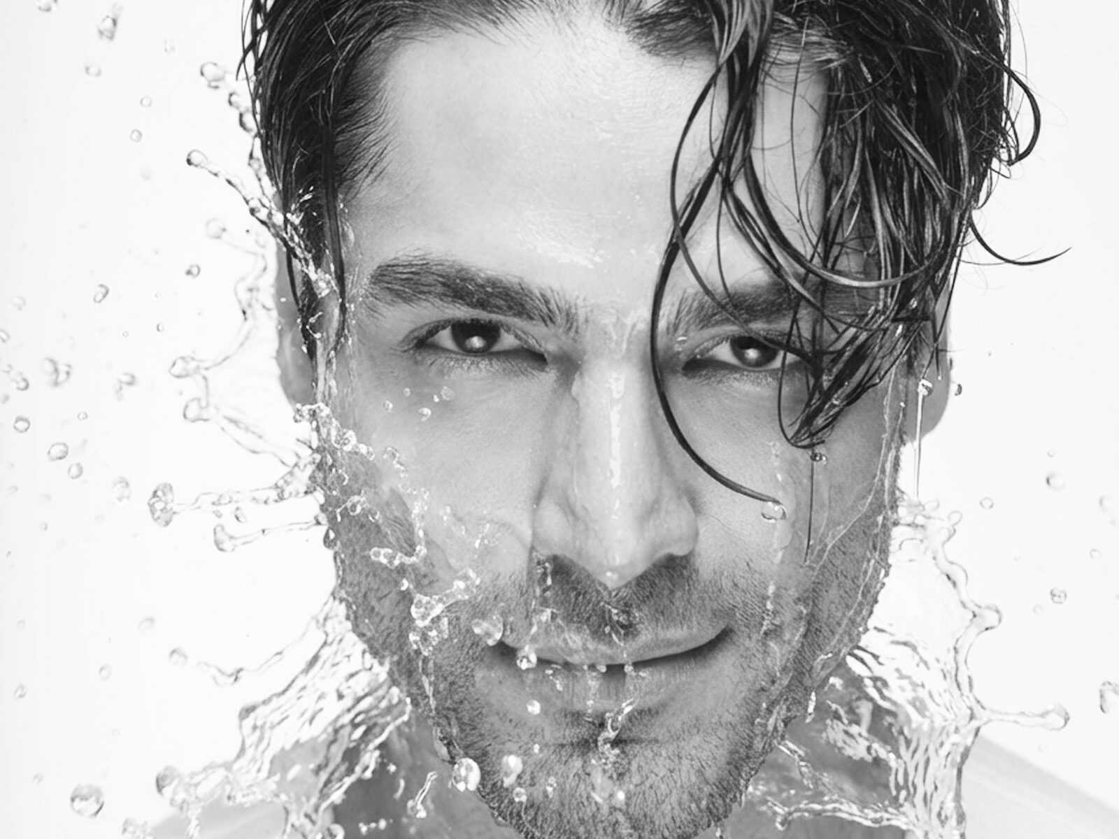 Portrait dynamique en noir et blanc avec eclaboussure d eau