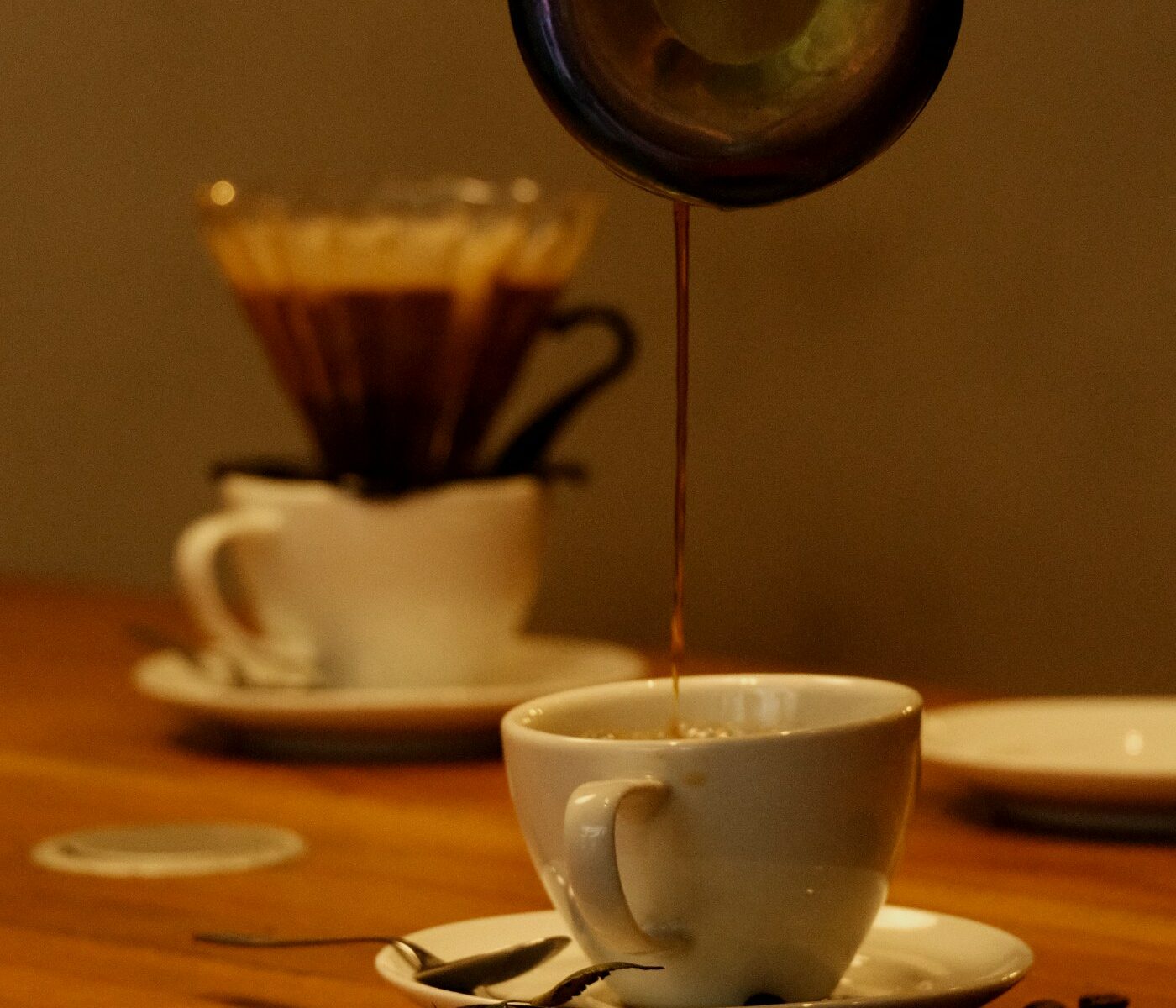 Un cafe verse dans une tasse, ambiance chaude et intime