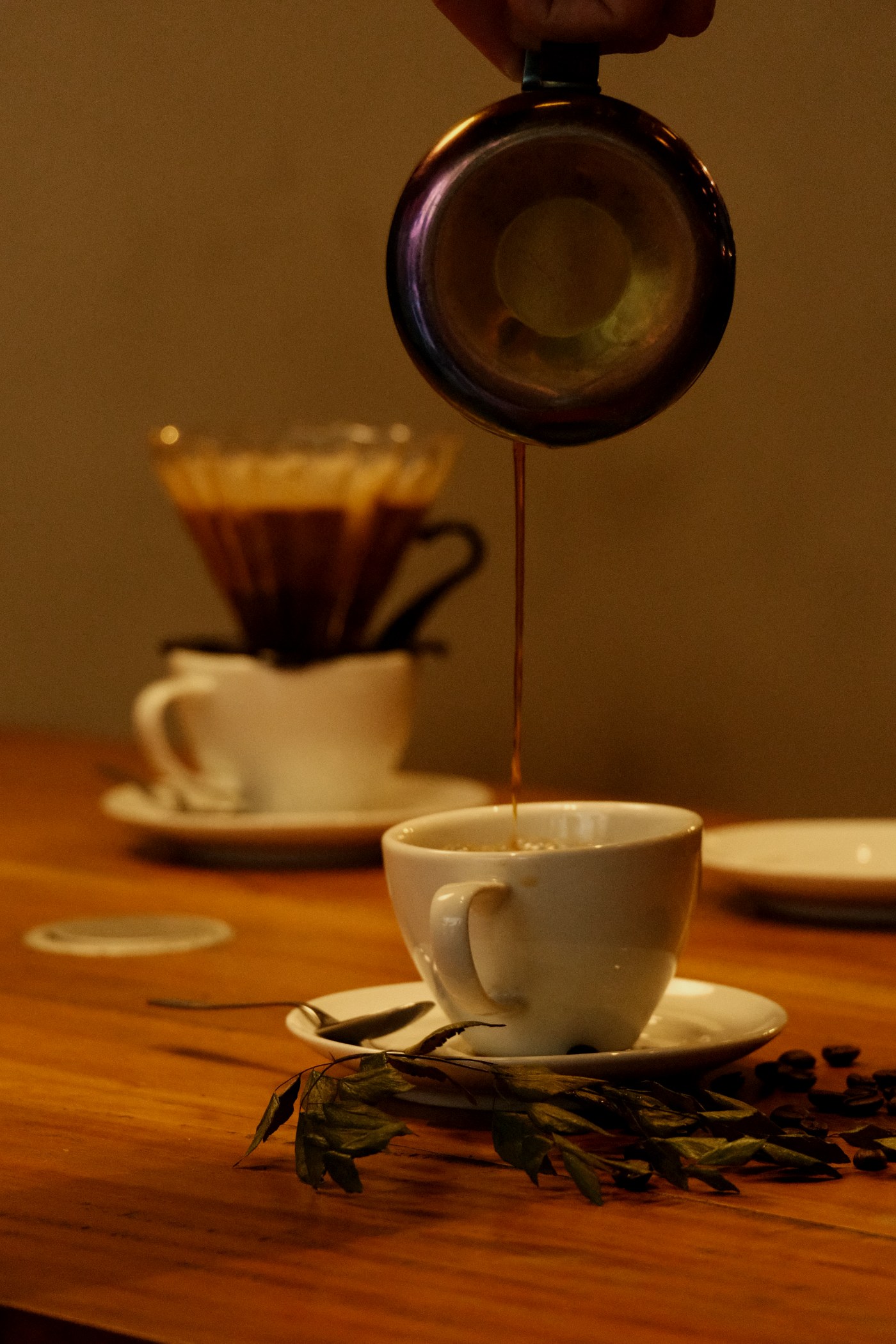 Kaffee wird in eine Tasse gegossen, warme und intime Stimmung